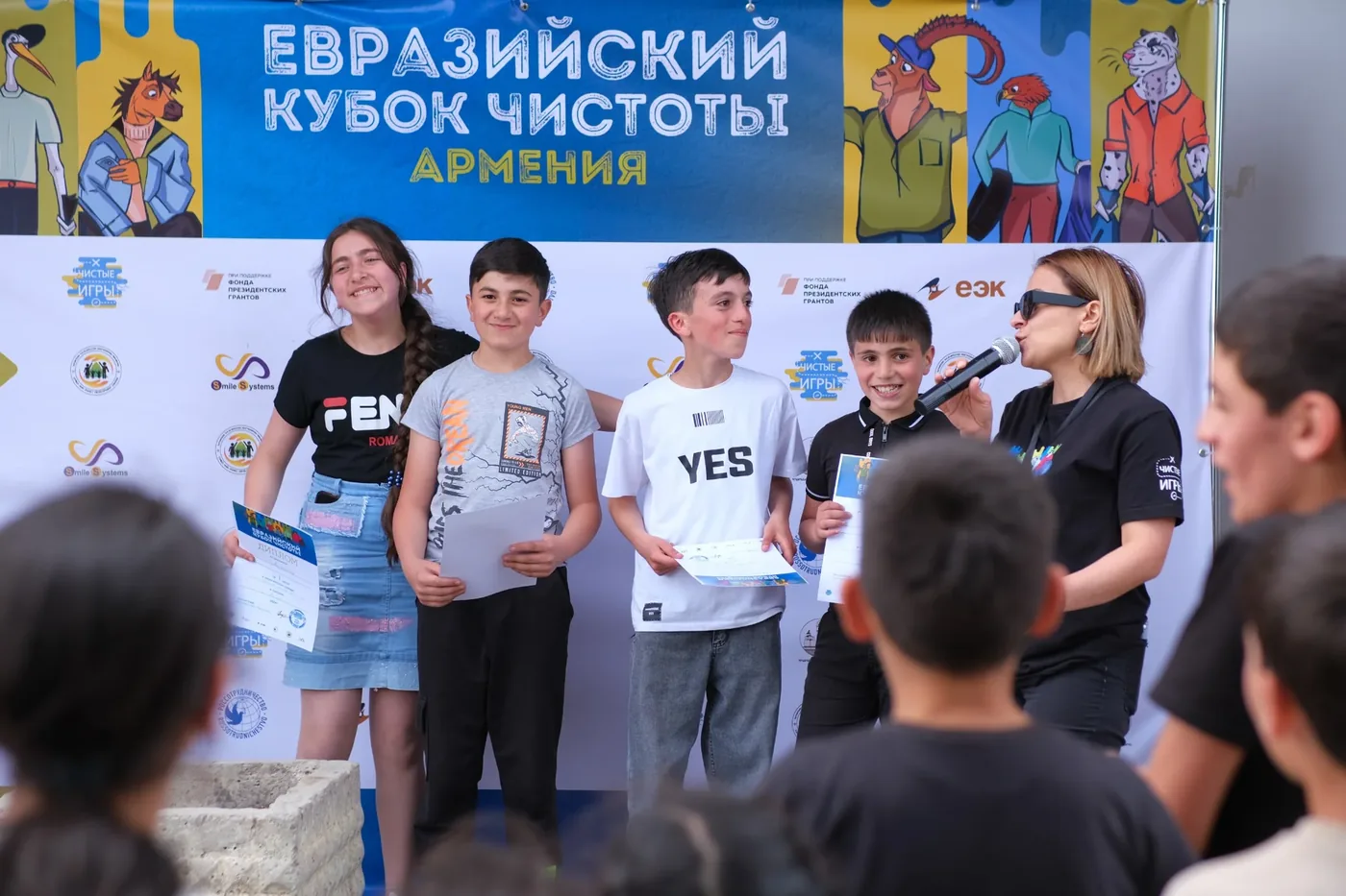 Награждение школьников с дипломами на сцене Евразийского кубка чистоты в Армении